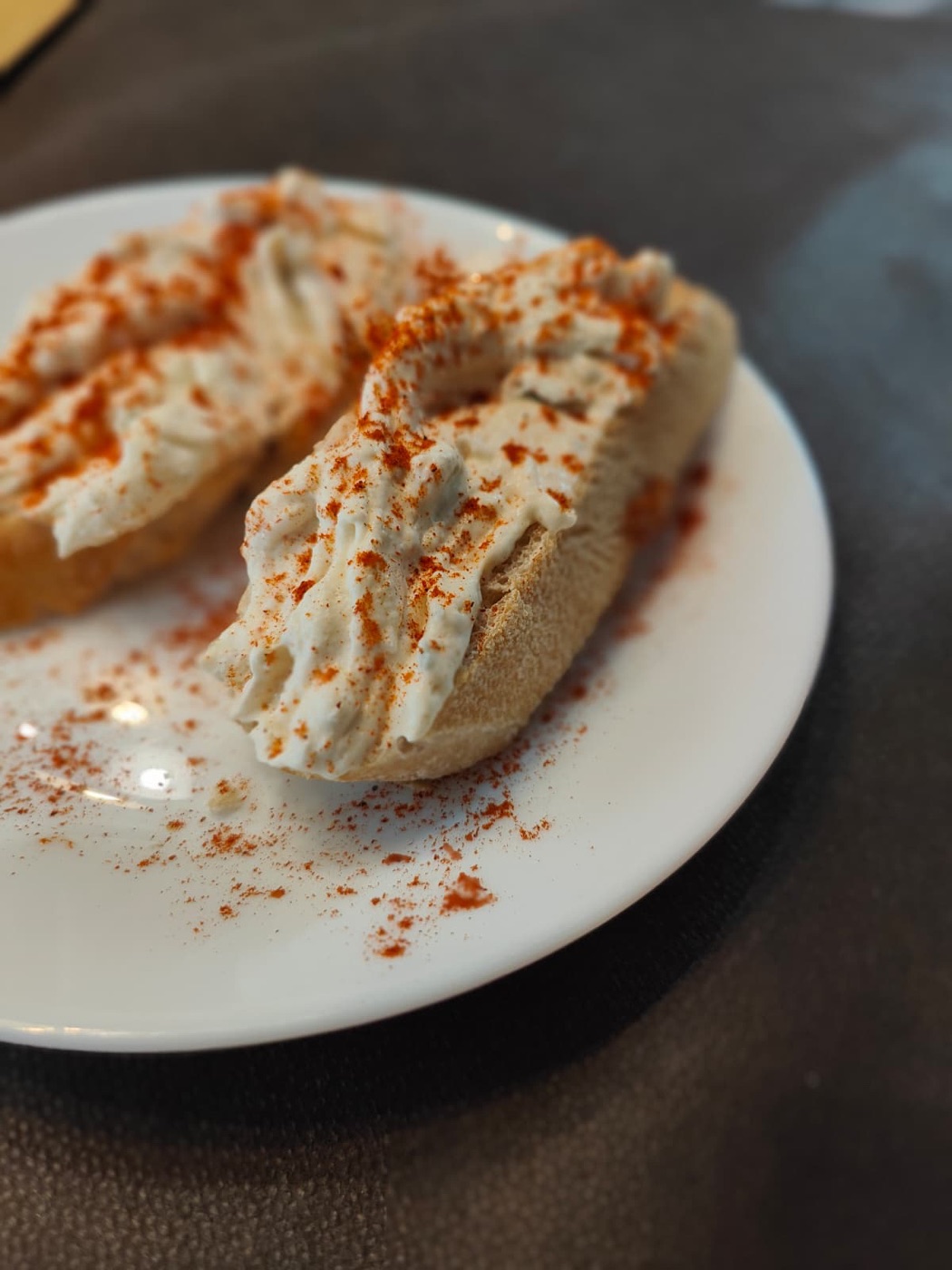 Crostino gourmet con paprika — aperitivo