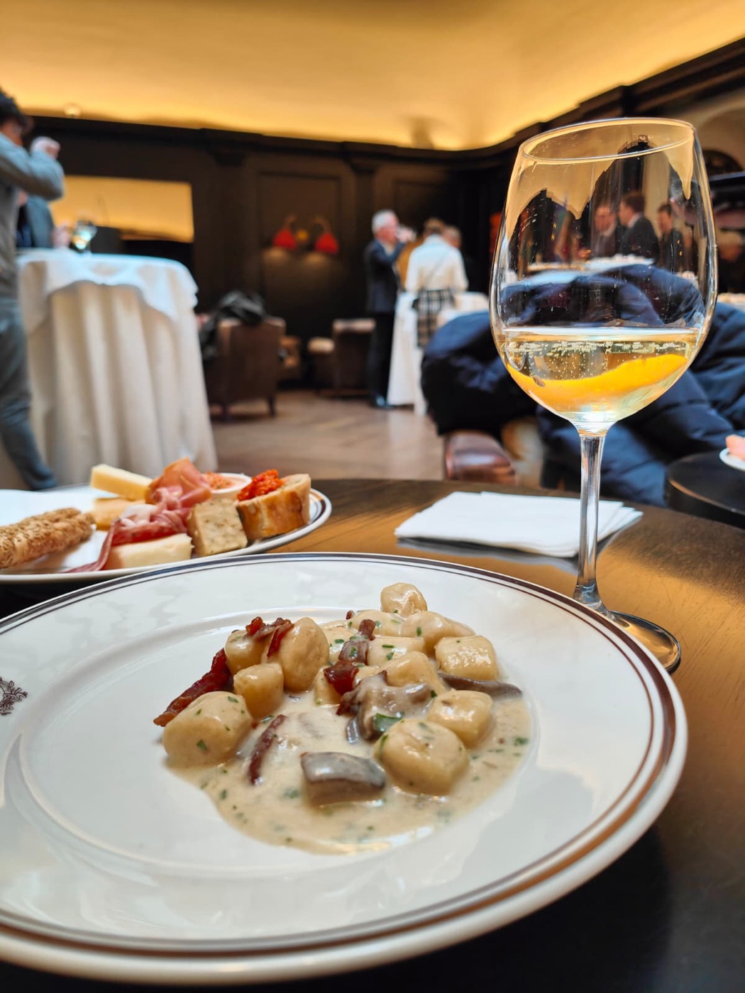 Gnocchi con funghi e tagliere di salumi — proposta catering